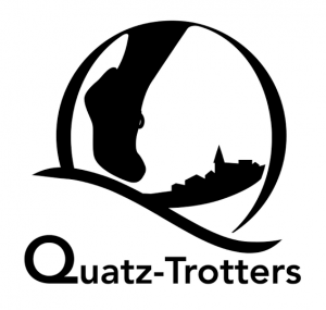 Logo des Quatz-Trotters : un pied foulant le sol devant villages et collines